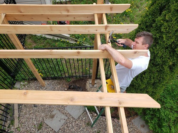 Comment installer soi-même une pergola facile à poser ?